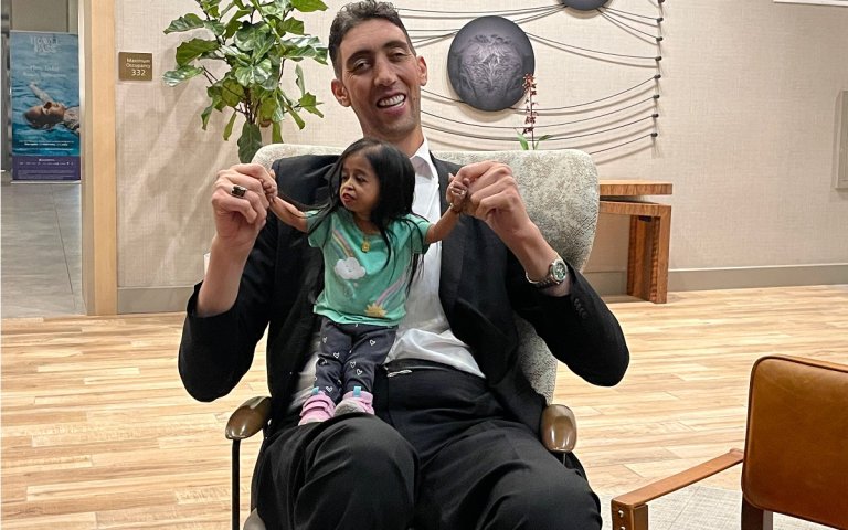 The world's tallest man, Sultan Kosen of Turkey, met the world's shortest woman, Jyoti Amge of India, on Monday in California.