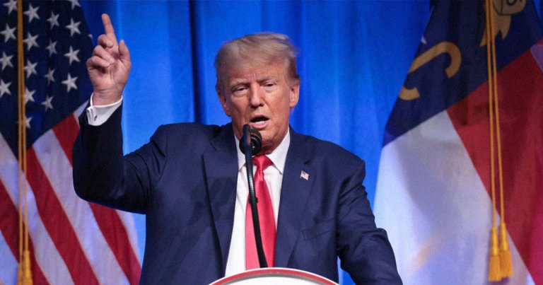 Experts are becoming increasingly worried over Trump's seemingly deteriorating mental state, Salon reports.