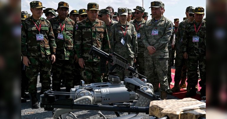 The Chinese military recently showed off numerous robot dogs outfitted with machine guns on their backs, as Agence France-Presse reports.