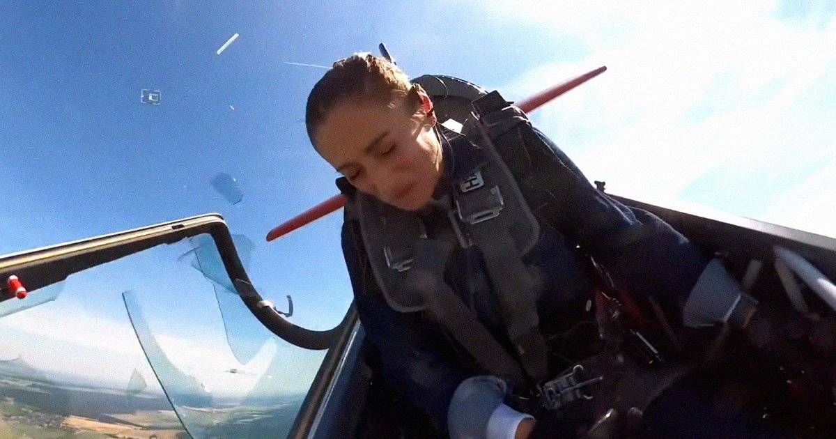 Video Shows Pilot Barely Managing to Land Plane After Canopy Shatters ...