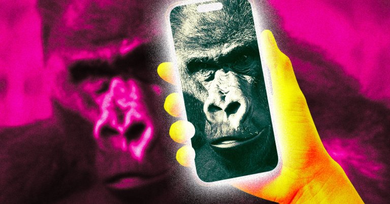 Zookeepers now have a new issue when it comes to their gorilla charges: limiting their smartphone screen time. 