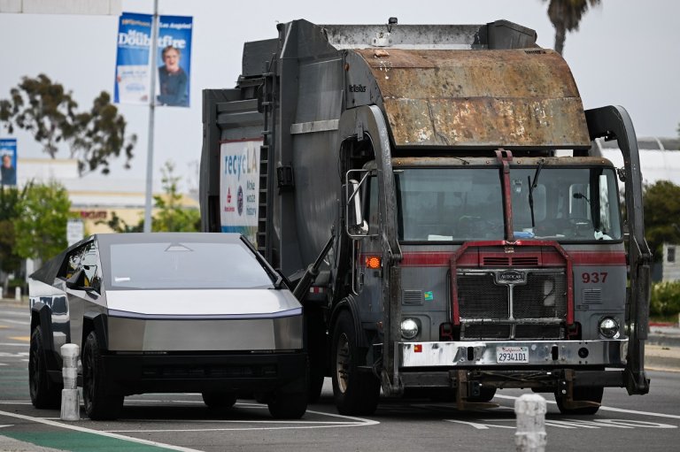 One of America's leading automotive magazines admitted that when one of its top editors rented a Cybertruck, the car straight up bricked.