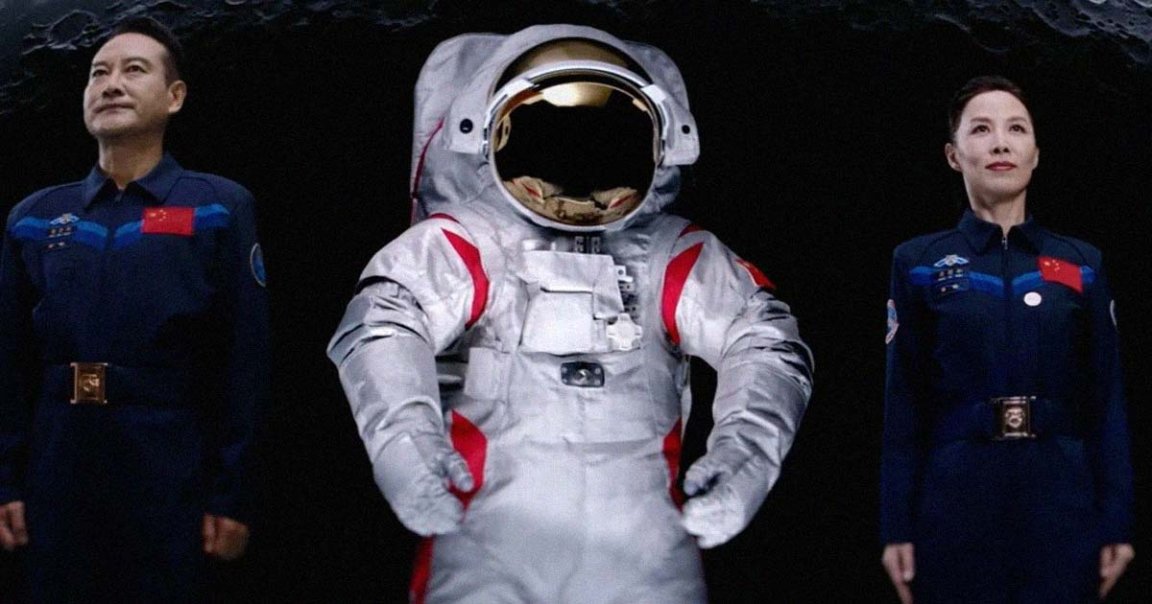 China's Manned Space Agency (CMSA) has shown off a spacesuit designed to be worn by astronauts on the surface of the Moon.