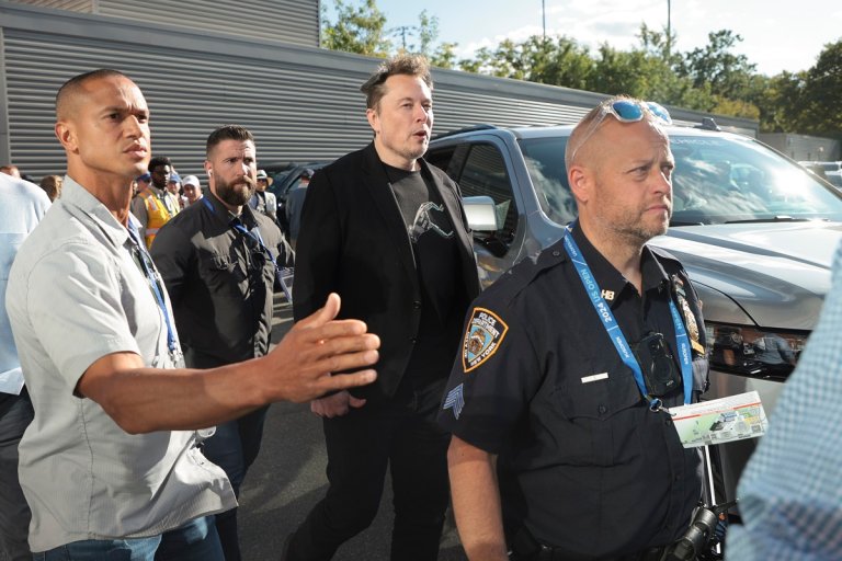 As his infamy grows, Elon Musk has apparently resorted to employing a massive security team to fend off would-be attackers. 
