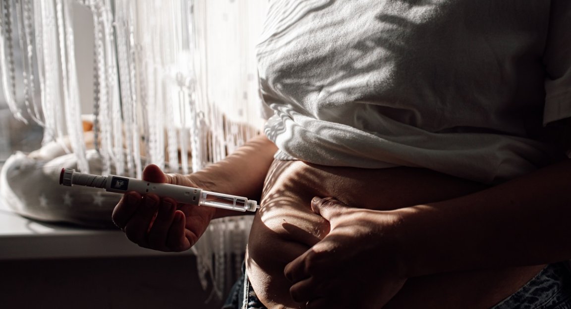 In a sweeping new lawsuit, over 900 people are claiming that Ozempic and other GLP-1 drugs caused them long-term gastrointestinal damage.