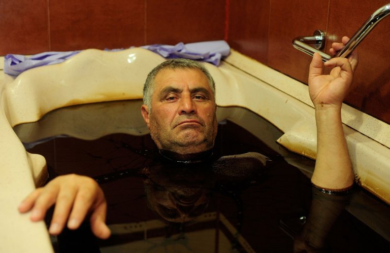 While attending the UN climate summit in Azerbaijan, a reporter decided to engage in the local custom of bathing his entire body in oil.