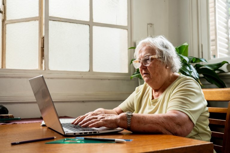 Researchers determined that US conservatives are substantially more likely to share false information without even reading the article. 