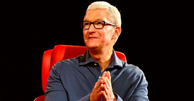 Apple CEO Tim Cook is far from giving up on virtual and augmented reality headsets, a gadget category that has been rife with risky bets.