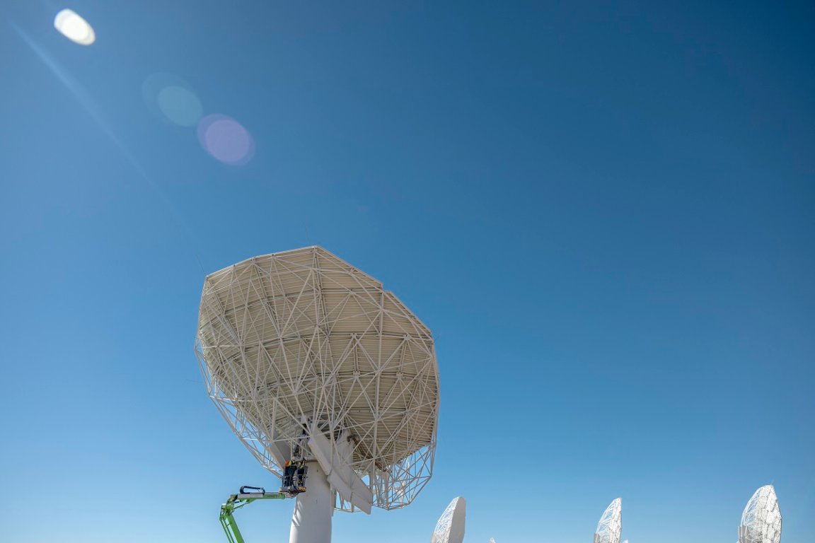 Astronomers have spotted something strange: a mysterious object that keeps emitting dual X-ray and radio wave pulses every 44 minutes. 