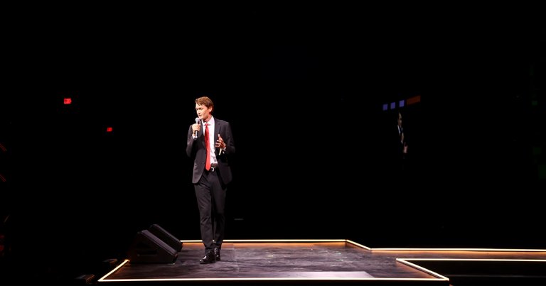 Speaking at a crypto conference, Drug Kingping Ross Ulbricht was astonished at VR and AI, and called for unity in the crypto community.