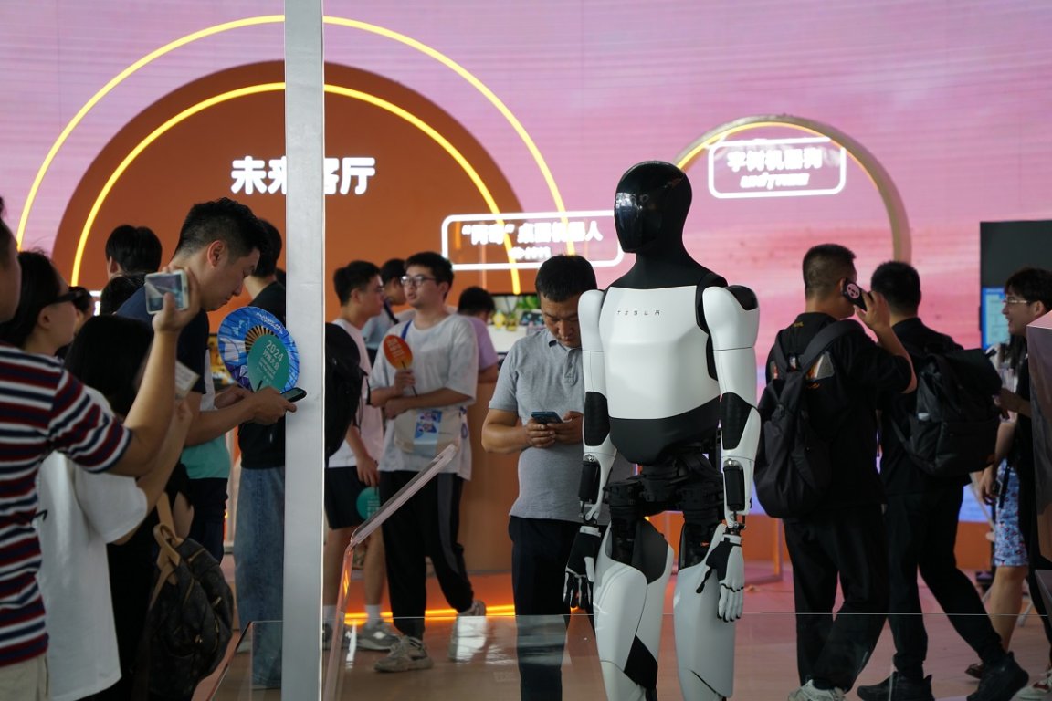 The leader of Tesla's humanoid robot program is leaving the company, and he swears Elon Musk had nothing to do with it.