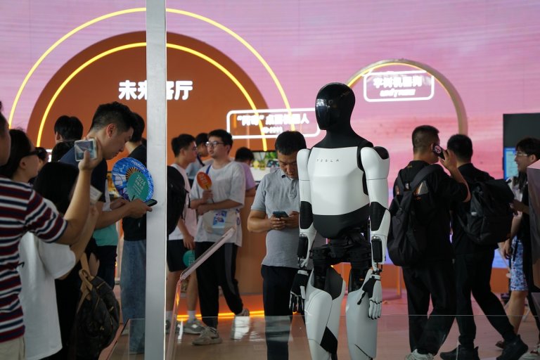 The leader of Tesla's humanoid robot program is leaving the company, and he swears Elon Musk had nothing to do with it.