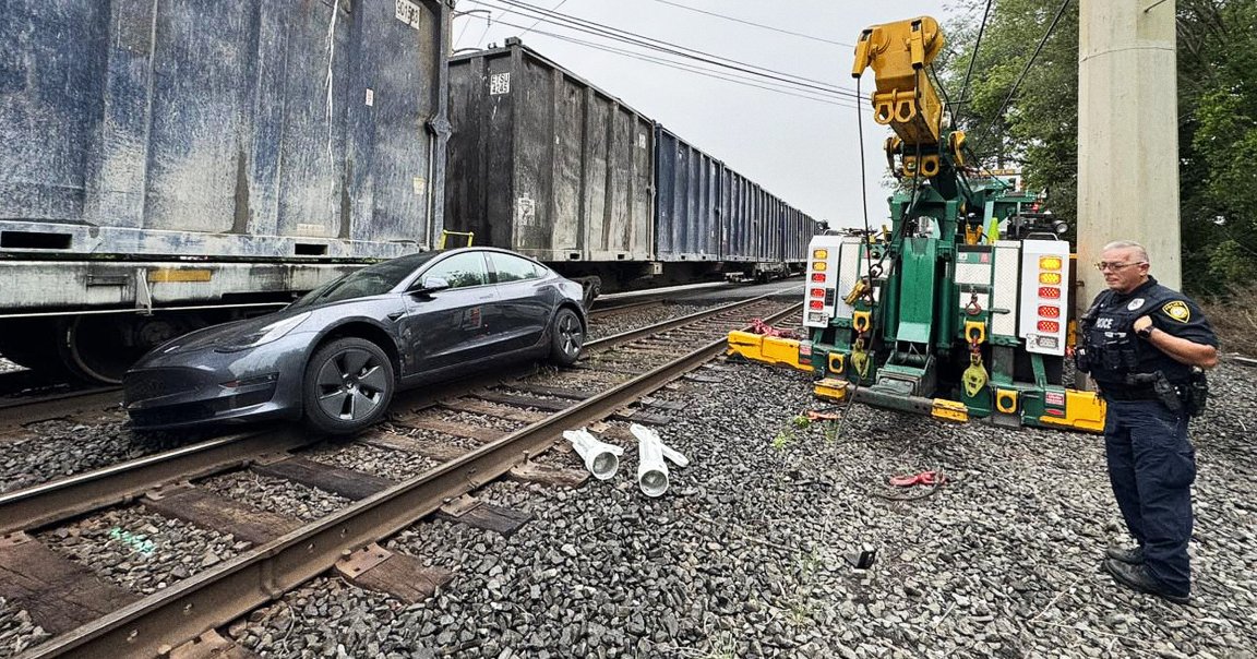Tesla's self-driving mode has some serious issues with train tracks — and in a recent instance, it led to a collision with a moving freighter. 