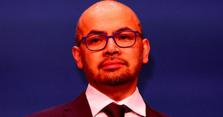 British researcher and Google DeepMind CEO Demis Hassabis is throwing cold water on claims that AI has achieved "PhD-level" intelligence.