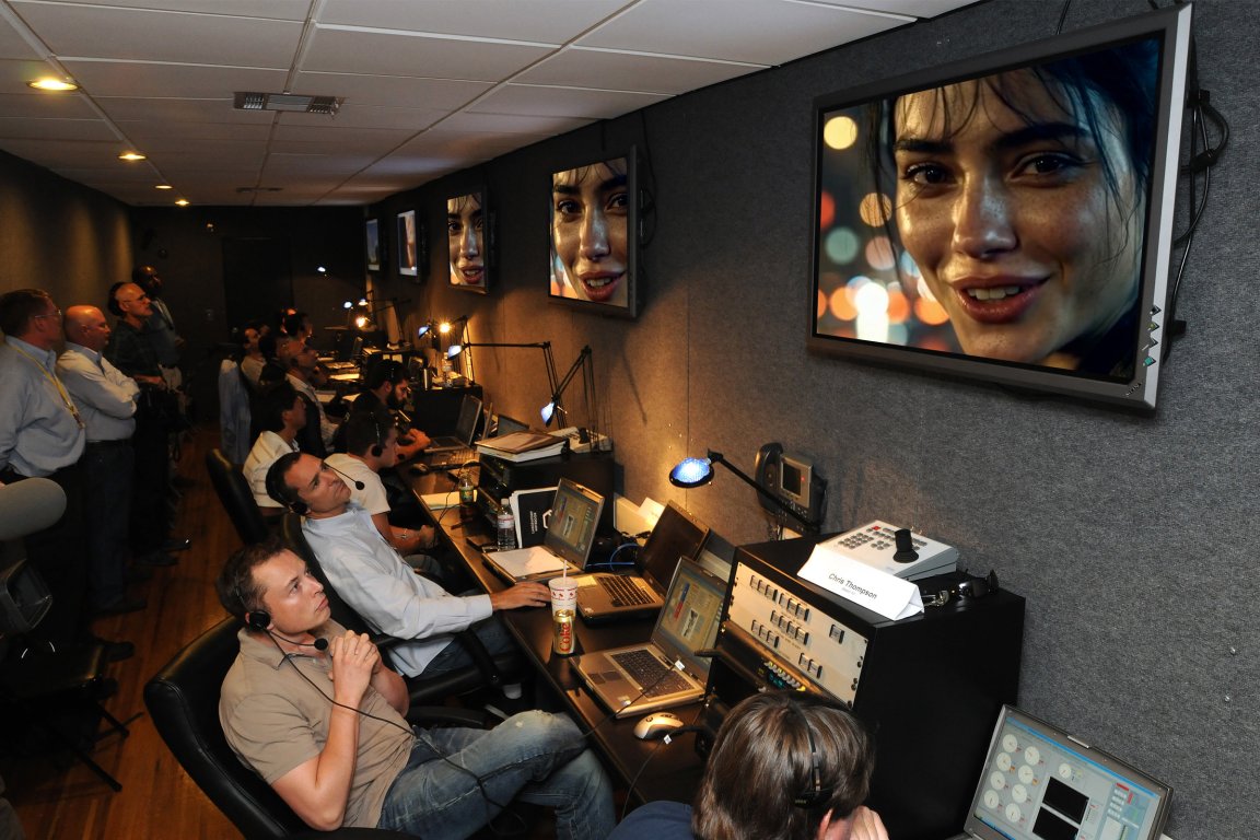 Elon Musk is not beating the lonely loser allegations with his latest post of an AI woman declaring her love for him.