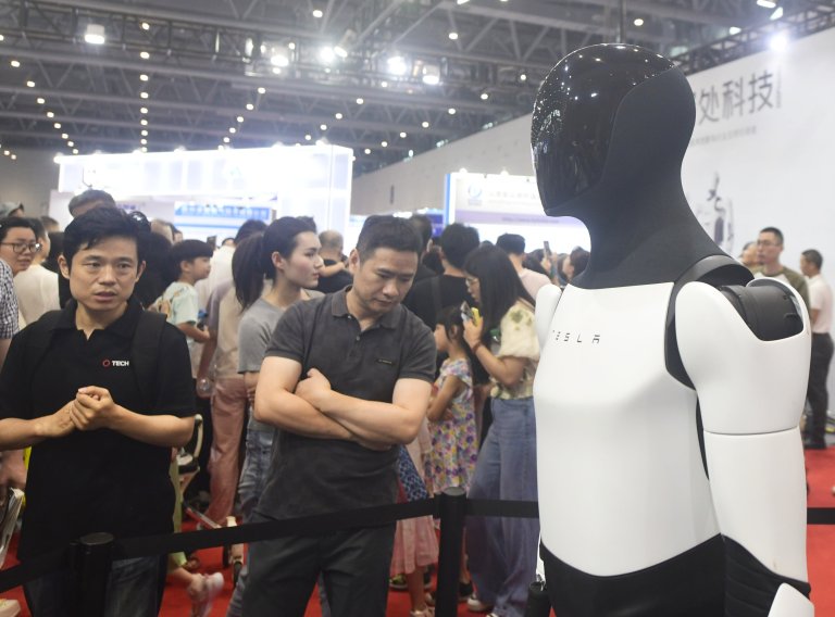 Tesla CEO Elon Musk offered an idea to curtail crime during his latest meeting with the board of directors: robots that stalk criminals.