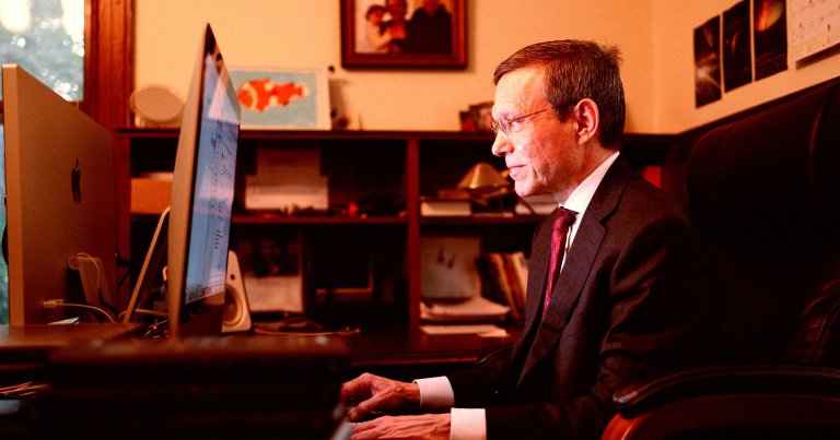 Harvard astronomer Avi Loeb criticized NASA for repeating the "official mantra that 3I/ATLAS is a natural comet."