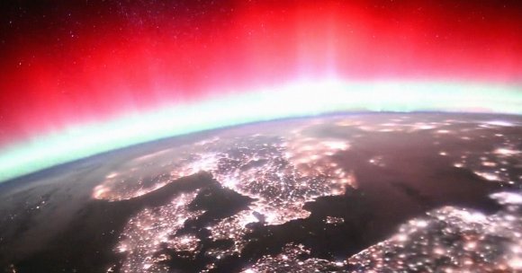 A stunning video shared by Japanese astronaut Kimiya Yui shows gorgeous auroras blanketing the Earth's night sky.
