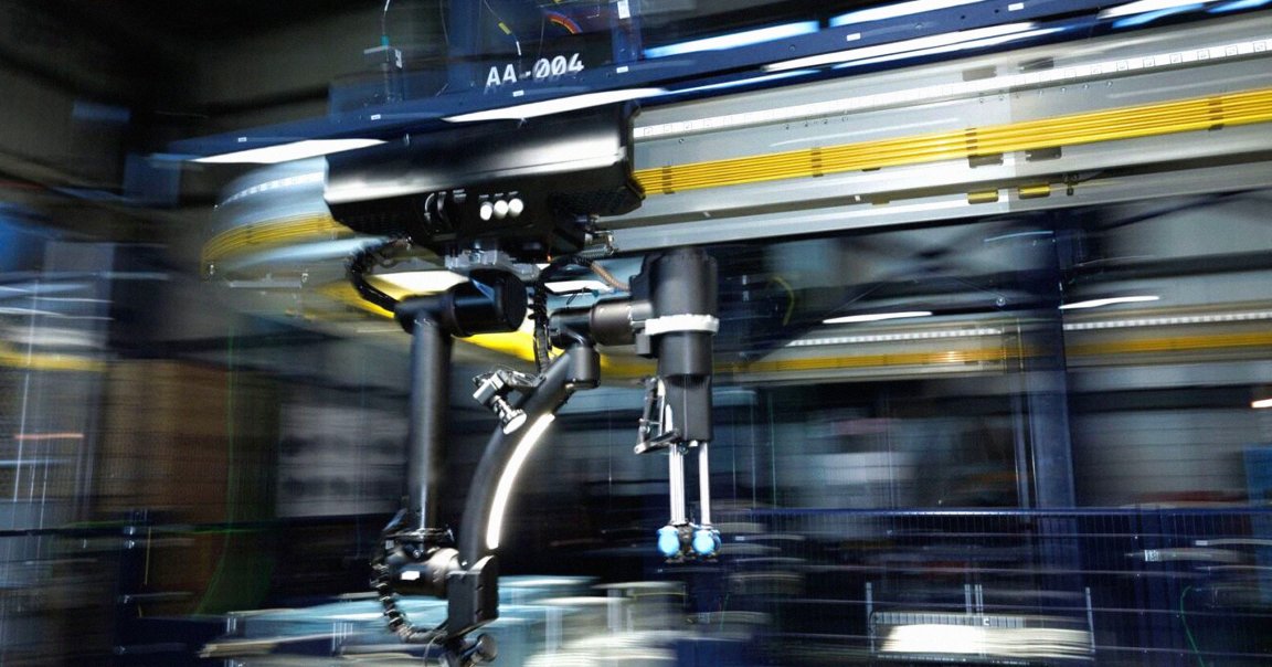 Amazon proudly announced a new warehouse robot made up of multiple robotic arms called Blue Jay. It has given up on it already.