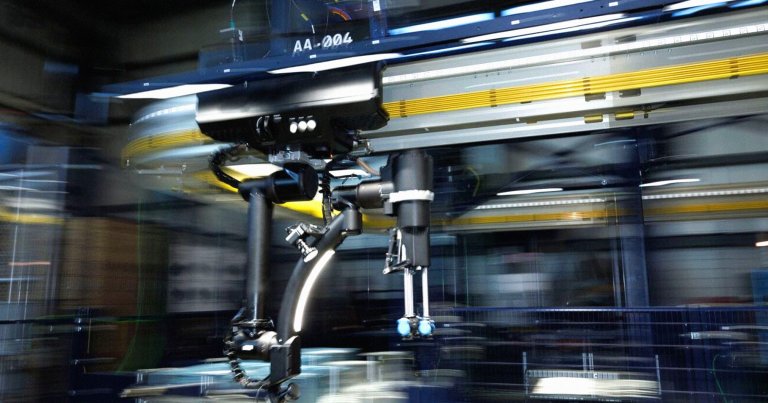 Amazon proudly announced a new warehouse robot made up of multiple robotic arms called Blue Jay. It has given up on it already.