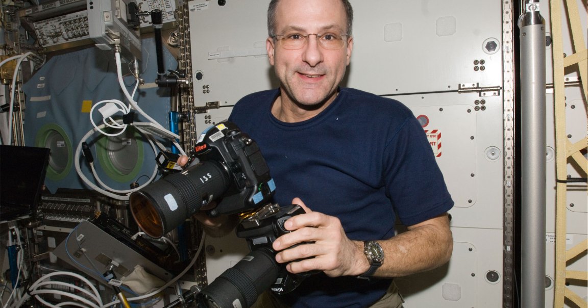 A moderator at the r/aviation subreddit didn't look too kindly on a shot by astronaut Don Pettit, deeming it too "blurry" and taking it down.