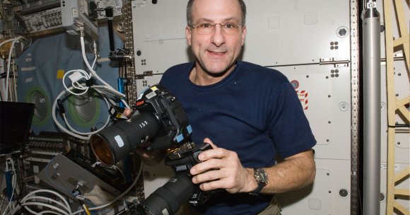 A moderator at the r/aviation subreddit didn't look too kindly on a shot by astronaut Don Pettit, deeming it too "blurry" and taking it down.