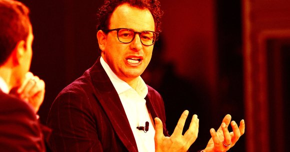 In a leaked memo, Anthropic CEO Dario Amodei called out the president for taking "dictator-style" praise from other AI leaders.