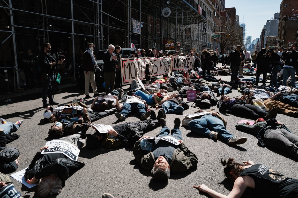 ACT UP ressuscite le die-in contre la surveillance militaro-industrielle
