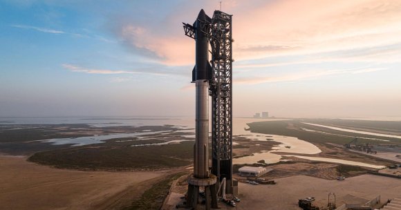 Bloomberg reports that Elon Musk's space company SpaceX has confidentially filed for an initial public offering.