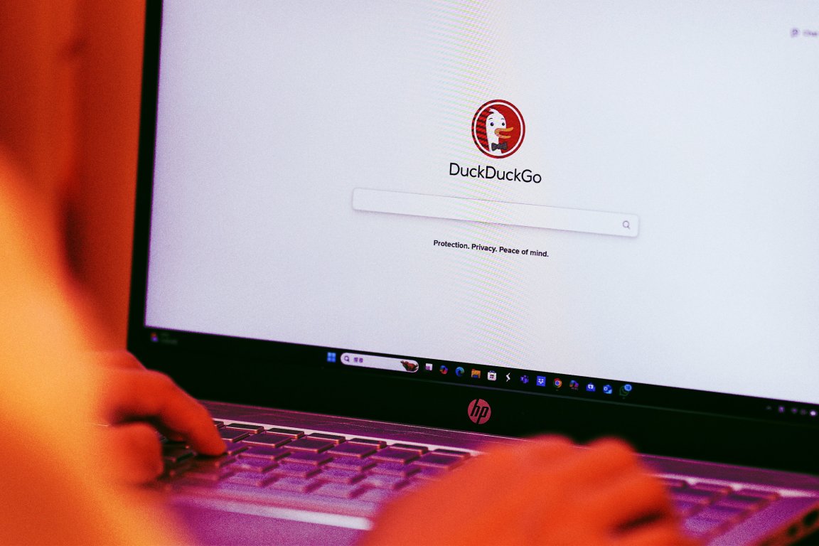 An image of a user on an HP laptop navigating the front page of the internet Browser DuckDuckGo, an independent alternative to Google.