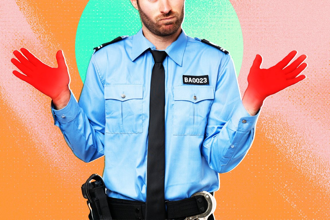 Ilustrasi foto seorang polisi dengan tangan terangkat, keduanya diwarnai merah terang secara komikal.