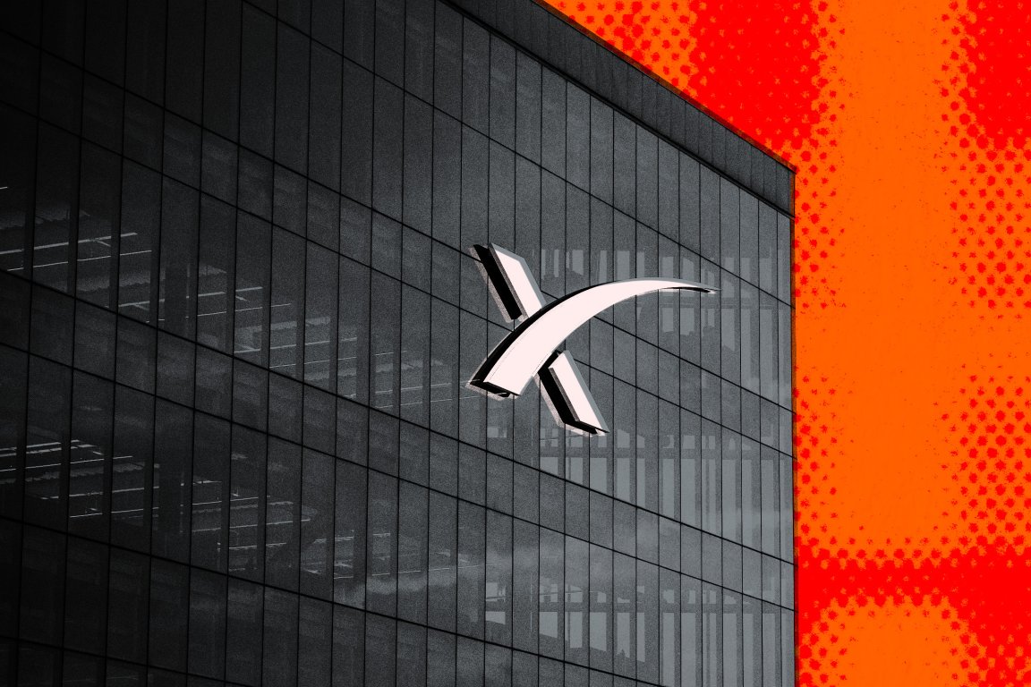 Gedung kaca modern dengan logo SpaceX besar berwarna putih di bagian tengah. Sisi kanan gambar menampilkan latar belakang oranye terang dengan pola titik-titik.