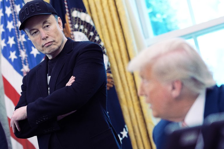 A photograph of Elon Musk and President Donald Trump in the White House.
