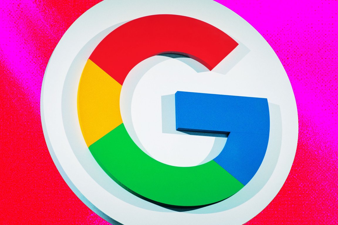 Ilustrasi foto bergaya dengan ikon Google huruf G di papan petunjuk