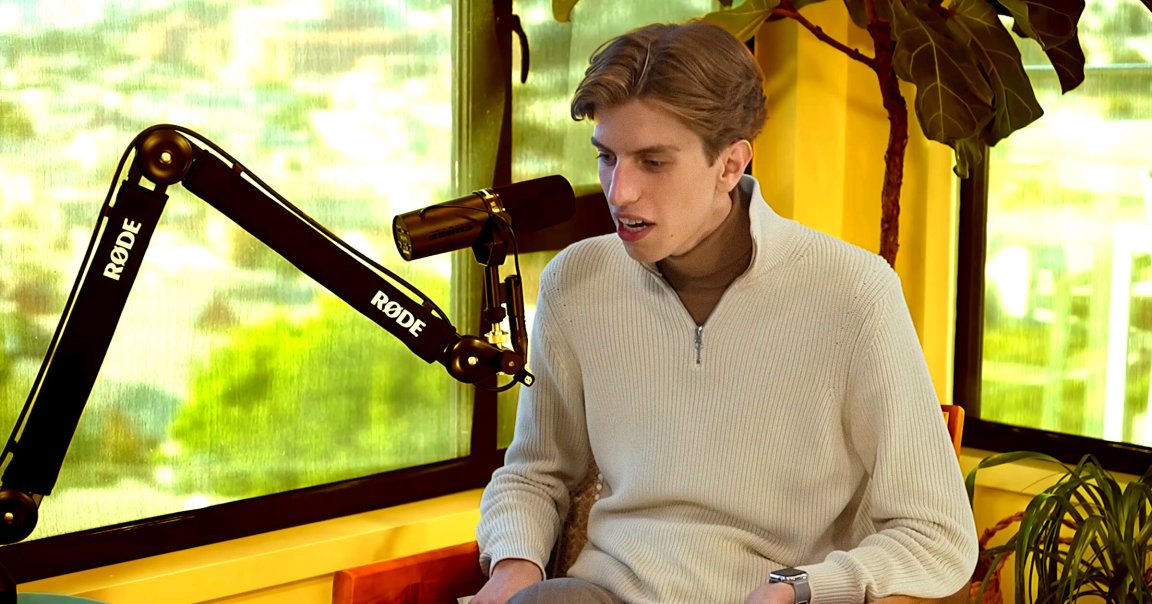 Leopold Aschenbrenner is seen appearing on a podcast.