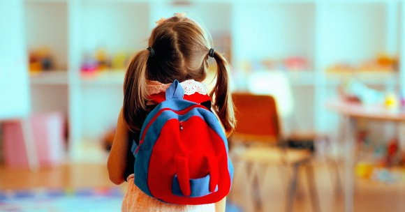 A picture of a young child with a backpack.
