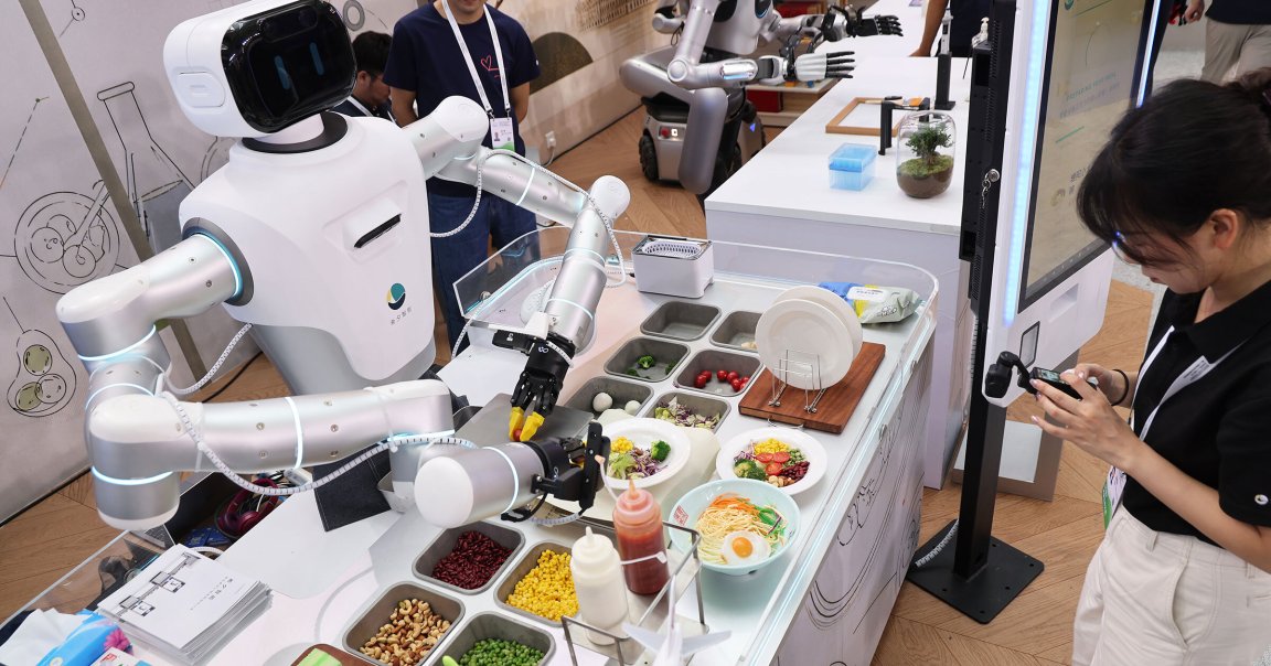A humanoid robot prepares a healthy meal during the 2026 World AI Conference and High-Level Meeting on Global AI Governance.