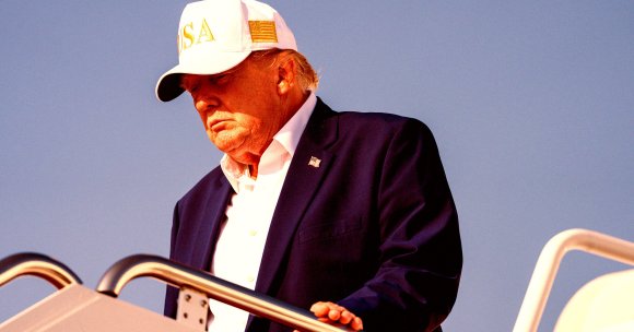 US President Donald Trump deplanes from Air Force One on August 9, 2026.