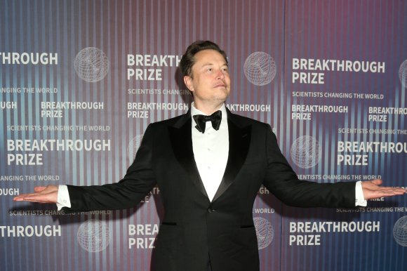 A photo shows Elon Musk wearing a suit and bowtie.