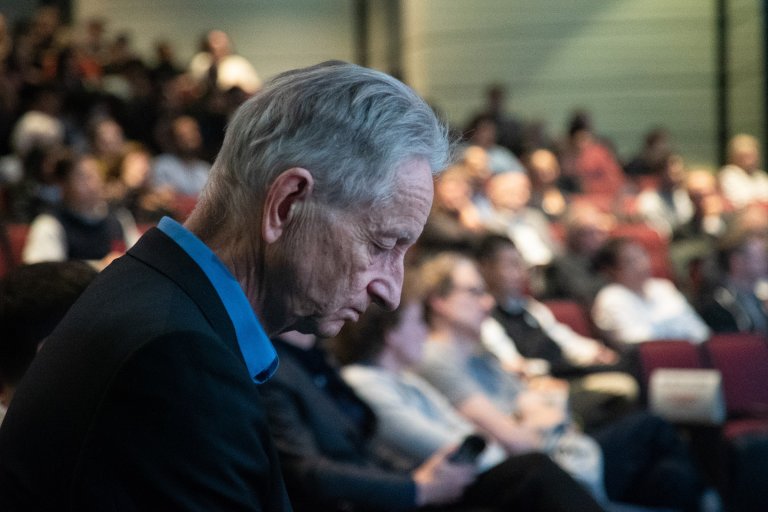 A photo shows AI godfather Geoffrey Hinton at an event.